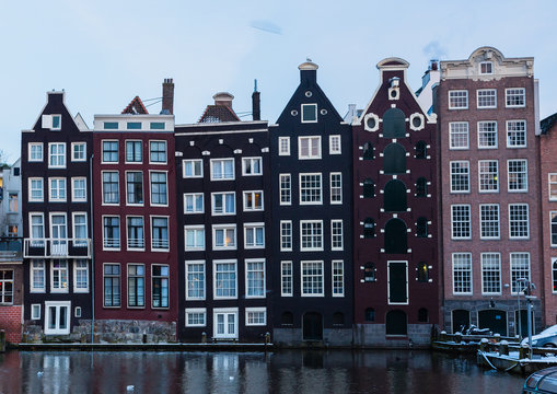 オランダ　アムステルダムの傾いた家