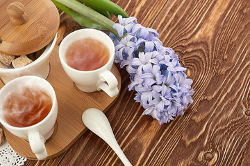 tea with sugar cubes on wooden