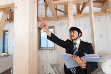 住宅建築現場をチェックする現場監督