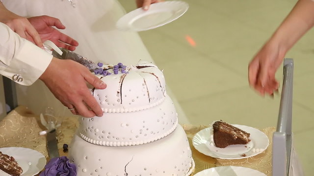 Cutting wedding cake