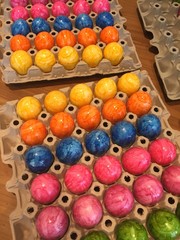 Sortierte und eingefärbte Ostereier