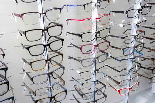 Brillenkollektion im Optikergesch&auml;ft