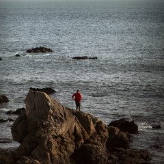 Promeneur face à l'océan.