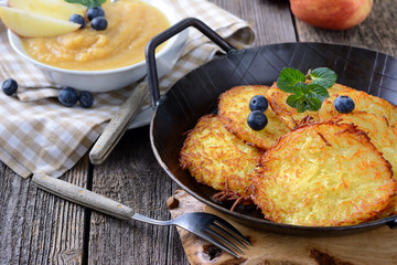 Gebratene Kartoffelpuffer mit Apfelmus