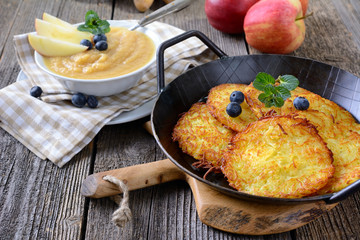 Leckere Kartoffelpuffer mit Apfelmus