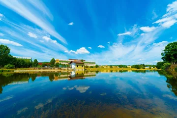 Fototapete Naturpark Teich mit Himmelsreflexion