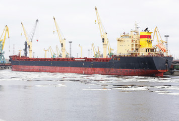 Naklejka premium the ship is a bulk carrier at berth