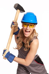 Junge Frau mit einen grossen Hammer