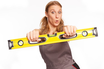 Junge frau mit einer Wasserwaage