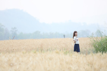 Fototapeta na wymiar Young woman in meadow