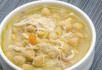 Sopa de garbanzos con carne de pollo y zanahoria