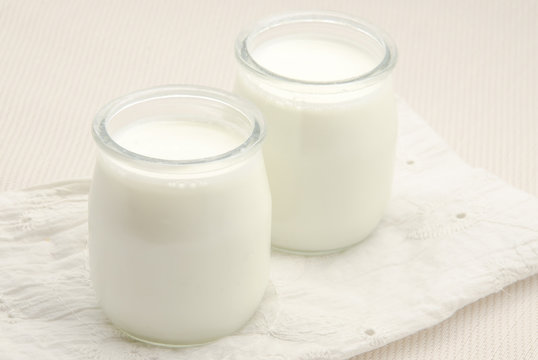 Yogur natural servido en dos vasos
