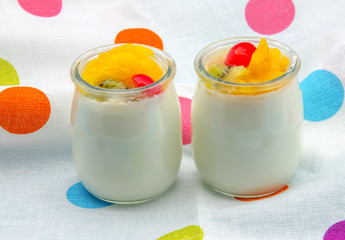 Yogur con frutas variadas