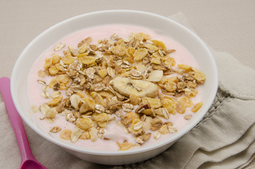 Yogur de fresa con muesli