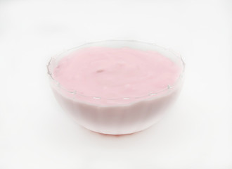 Yogur de fresa servido en un cuenco