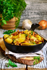 Potato baked with chanterelles,onion and dried herbs.