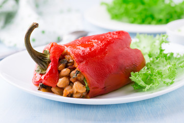 Red pepper stuffed with white beans