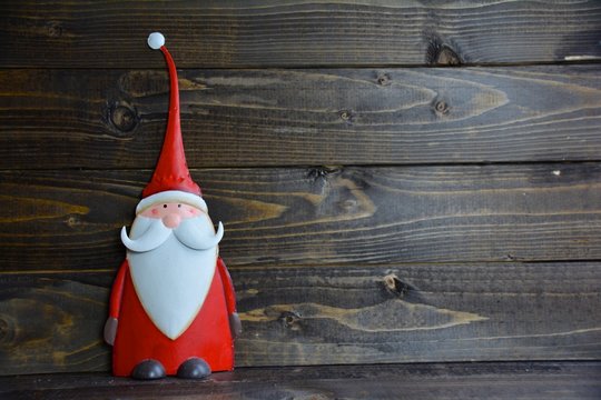 Weihnachtskarte - Holzhintergrund mit Weihnachtsmann