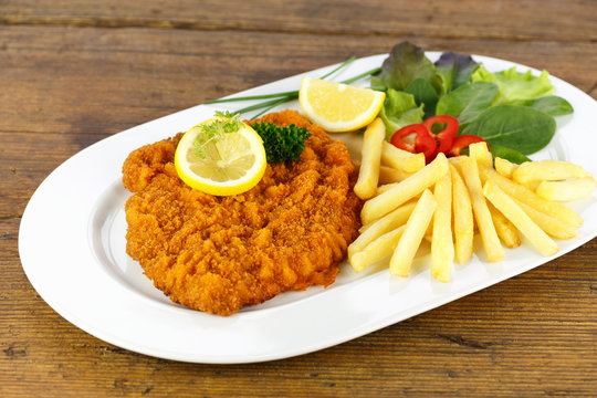 Schnitzel Wiener Art mit Pommes