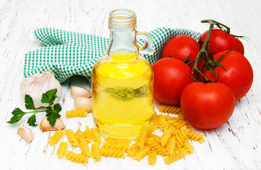 tomatoes, fusilli, garlic and olive oil