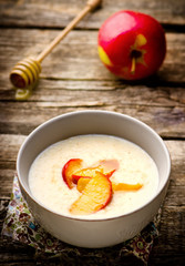 porridge with caramel apples