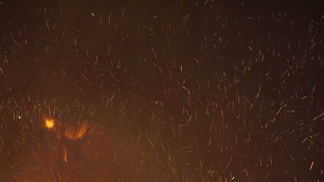 Feuer bei Nacht im Freien - Funkenflug