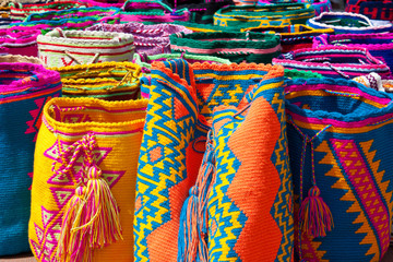 Mochilas tradicionales de la cultura Wayuu de la Costa Atlántica Colombiana tejidas a mano por las mujeres de la comunidad indígena