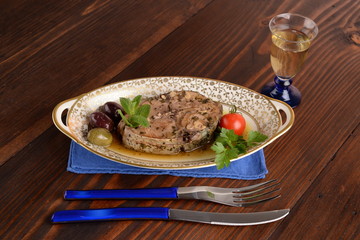 Tuna steak with mint and olives