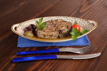 Tuna steak with mint and olives