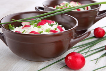 Cottage cheese with radish and chives