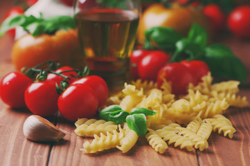 Spaghetti and tomatoes with herbs