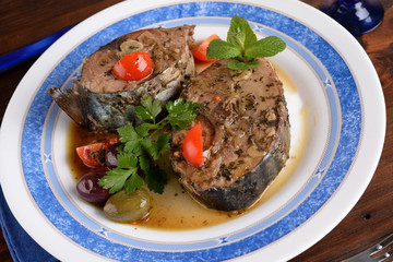 Tuna steak with mint and olives