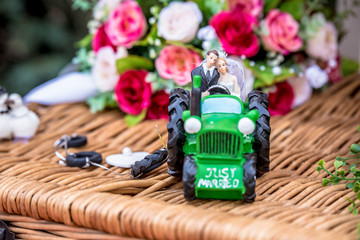 Dekoration Hochzeit Brautpaar Traktor 2 © stine-photography.de