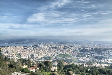 Fototapeta na wymiar Blick von einem Berg auf die Hafenstadt Tanger