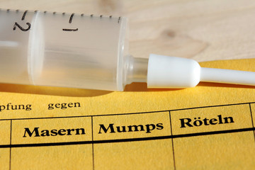 Schutzimpfung gegen Masern / Mumps / Röteln - obrazy, fototapety, plakaty