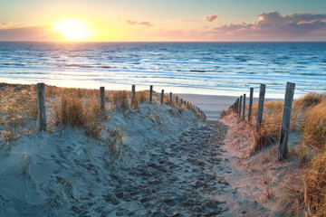 coucher de soleil sur le chemin de la plage de la mer du Nord