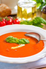 Tomatensuppe im Teller 4