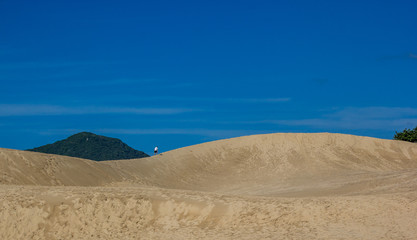 Fototapeta na wymiar Subindo na duna