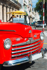 Fototapeta na wymiar Beautiful vintage car on a street in downtown Havana