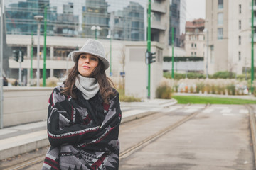 Obraz premium Beautiful young brunette posing in the city streets