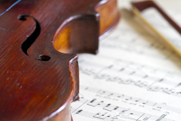 Fototapeta premium Violin and bow against music notes abstract background