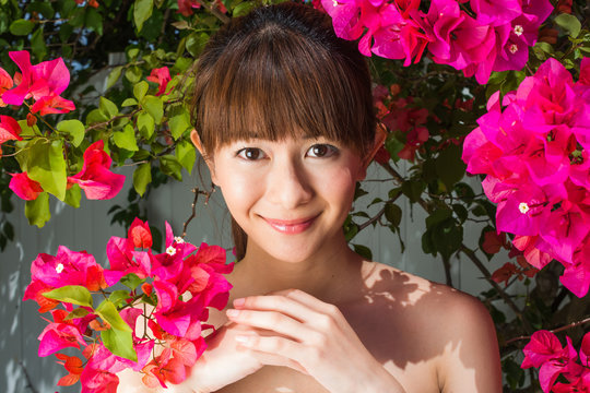 美肌の女性とブーゲンビリア