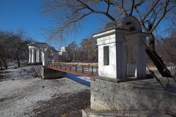 Арка и мост к ротонде на острове парка Харитоновых. Екатеринбург © aphonua