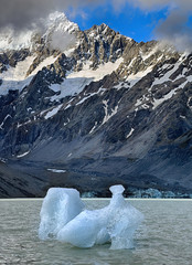 Iceberg at Hooker Lake, Mount Cook National Park - New Zealand
