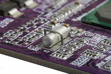 miniature quartz to the PCB photographed close-up