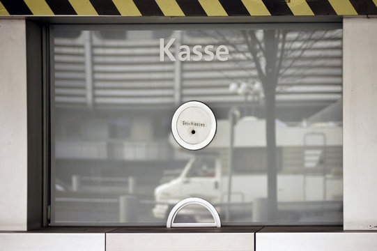 Kassenh&auml;uschen mit Schalterfenster