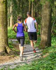 gemeinsam beim Joggen im Wald