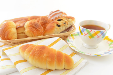 おいしそうなパンと紅茶