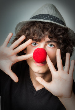 joven con nariz de payaso 02