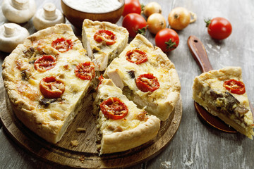 Kish with chicken, mushrooms and cherry tomatoes